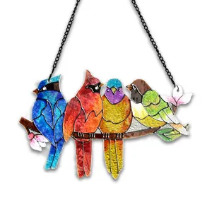 Détail rapproché d'un attrape-soleil oiseaux en acrylique avec effet vitrail coloré