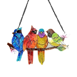 Attrape-soleil coloré avec quatre oiseaux pour décoration de fenêtre et jardin extérieur.