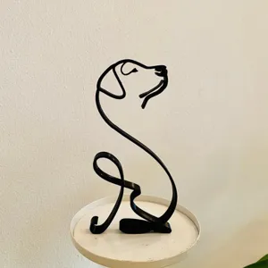 Minimalistische schwarze Hundeskulptur aus Metalldraht auf Ständer