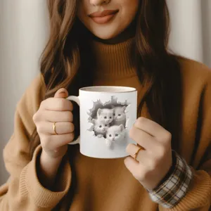 Weiße Keramiktasse mit 3D-Kätzchen-Design, in einer gemütlichen Umgebung gehalten