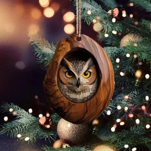 Detaillierte Makroansicht eines lebensechten Eulen-Weihnachtsschmucks mit Holzmaserung
