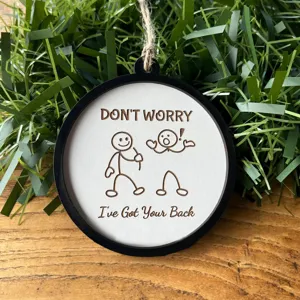 Lustige Secret Santa Weihnachtskugel mit Strichmännchen und 'I've Got Your Back' Gravur