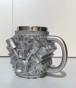 Detailansicht einer silbernen V8-Motor-Tasse mit komplizierten mechanischen Kolbenteilen