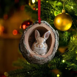 Süßer Hase in Baumhöhle Weihnachtsbaumschmuck, der an einem festlichen Baum hängt