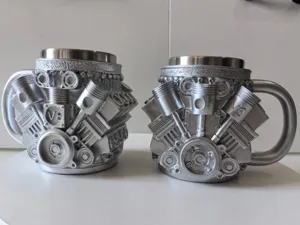 Nebeneinanderliegende V8 und V6 Harzbecher im mechanischen Motor-Design in Silber