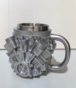 Detailansicht einer silbernen V6-Motor-Tasse mit mechanischem Design und Edelstahl