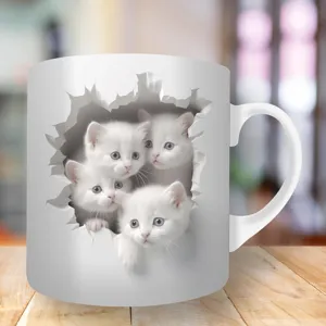 Weiße Keramiktasse mit niedlichen 3D-Kätzchen, die durch ein Loch in der Wand schauen
