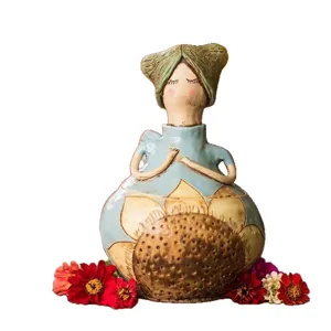 Handgefertigte Keramik-Feenfigur mit Sonnenblumen-Motiv für die Garten- und Heimdeko