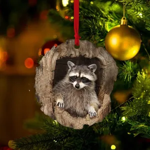 Realistisches Waschbär-Acryl-Ornament, das an einem festlichen Weihnachtsbaum hängt.