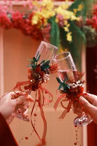 Primo piano dettagliato di eleganti bicchieri da champagne per matrimoni con fiori secchi.