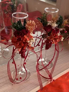 Vista dettagliata di flûte da champagne DIY in fiori secchi, elegante decoro per matrimoni.