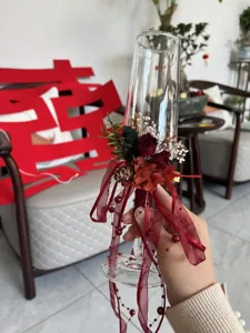 Calice da champagne per matrimonio fatto a mano con fiori secchi e decorazioni floreali.