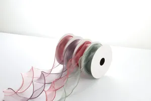Close-up detail van kleurrijke organza lintrollen, perfect voor bloemverpakkingen.