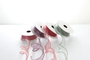 4cm doorzichtige organza lint rol detailopname voor cadeauverpakking en bloemendecoratie.