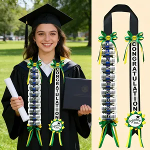 Detalle de guirlanda de dinero de graduación en negro y verde con texto personalizado 2026.