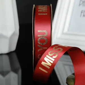 Nastro di raso rosso largo 2,5 cm con testo dorato per confezioni regalo e decorazione di bouquet.