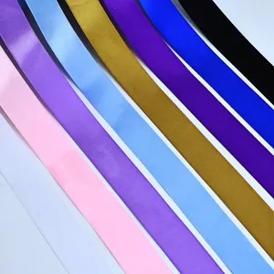 Vista dettagliata di nastri in raso bifacciale da 2,5 cm in una vasta gamma di colori.