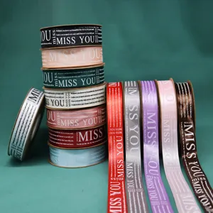 Dekoratives Satinband mit Miss-You-Druck für Geschenke, Blumensträuße und Hochzeitsdekoration.