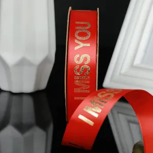 Nastro rosso stampato in oro per confezioni regalo, bouquet floreali e decorazione torte.