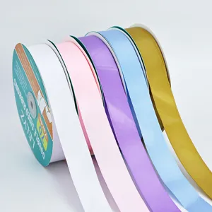 Rotoli di nastro di raso bifacciale in colori vivaci per confezioni regalo decorazioni.