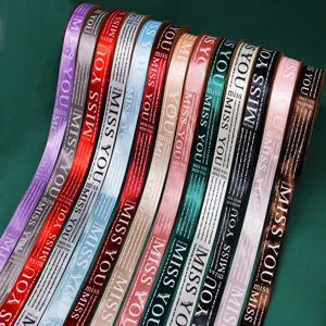 Buntes Satinband mit englischem Miss You Druck, ideal für Blumensträuße und Geschenkverpackungen.