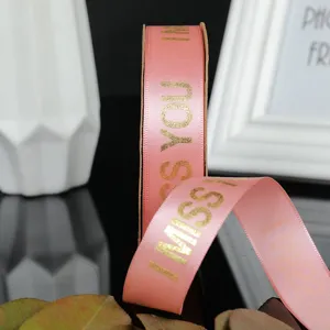 Vista dettagliata del nastro rosa stampato a caldo 2.5cm con I miss you, ideale per regali.