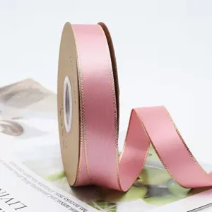 Détail de ruban rose de 2.3cm à double bord doré, idéal pour les cadeaux et la déco florale.