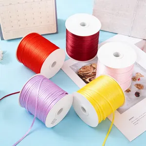 Vue détaillée de rubans en satin de polyester colorés en rouleau, idéaux pour cadeaux et loisirs.