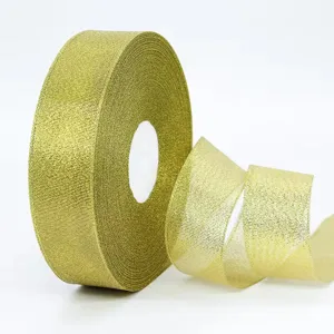 Ruban métallique doré en rouleau pour emballage cadeau, décoration de gâteaux et nœuds.