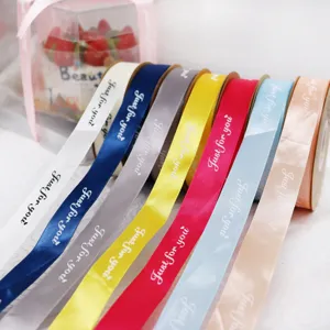 Rotoli di nastro in raso colorato con stampa 'Just for you' per confezioni regalo.