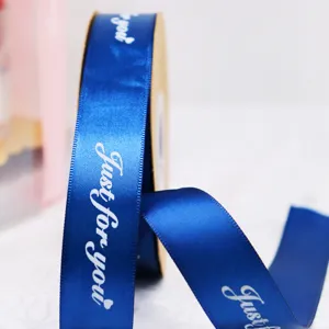 Nastro in poliestere blu con testo inglese stampato, ideale per confezioni regalo e bouquet.