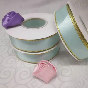 Rubans en polyester à double bord doré avec roses en tissu, parfaits pour emballage cadeaux.