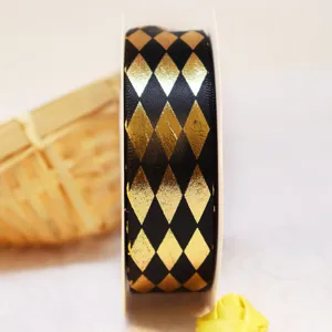 Detalle de la cinta negra y dorada con patron de rombos geometricos para regalos.