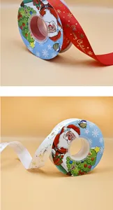 Detalles en primer plano de cinta de satén navideña con impresión dorada para decorar.