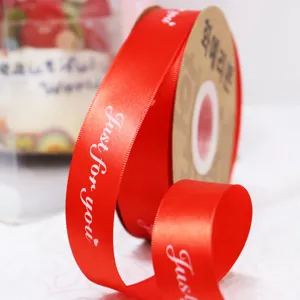 Rotolo di nastro in poliestere rosso con testo stampato bianco dettaglio primo piano confezione.