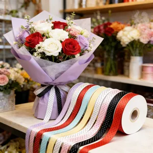 Rotolo di nastro a pois colorato per confezionare bouquet e decorazioni regalo fai da te.