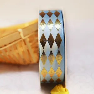 Vista detallada de cinta con patrón de diamantes azul y oro, ideal para envolver regalos y fiestas