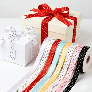 Nastri colorati a pois in rotoli con scatole regalo per artigianato e decorazione