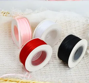 Détail en gros plan des rubans polyester double face 0.3cm en couleurs variées pour bricolage.