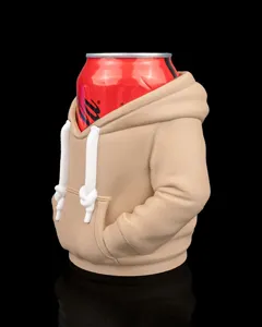 Detaillierte Seitenansicht eines beigen Hoodie-Dosenhalters für Standard-Getränkedosen