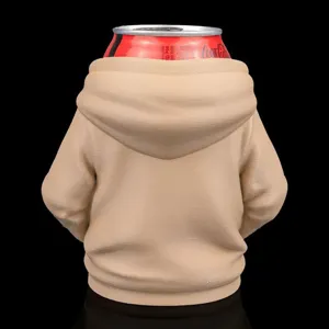 Beige Mini-Hoodie-Dosenhalter für Standard-Getränkedosen auf schwarzem Hintergrund