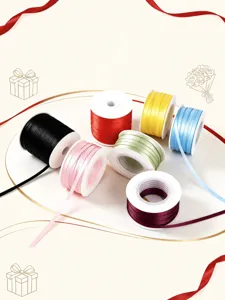 Nahaufnahme von bunten 3mm doppelseitigen Satinbandspulen für Geschenkverpackung und Basteln.