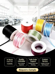 Detailansicht von 0.3cm doppelseitigen Polyester-Bändern in bunten Farben für Bastelarbeiten.