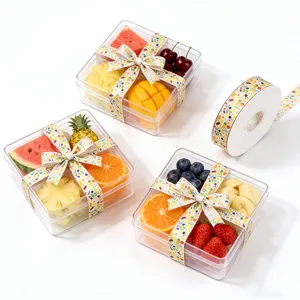 Decoratief lint met fruitmotief en transparante geschenkdozen voor verpakking in winkels.