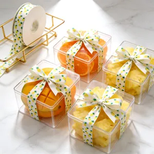 Close-up detail van ananas patroon decoratieve lint en doorzichtige fruit geschenkdoos display.