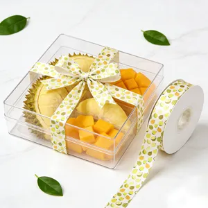 Gedetailleerd aanzicht van 2.5cm decoratief fruitprint lint met transparante geschenkdoos.