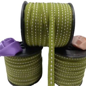 Nastro gros-grain verde da 0,5 cm con linea di salto per bricolage e confezioni regalo.