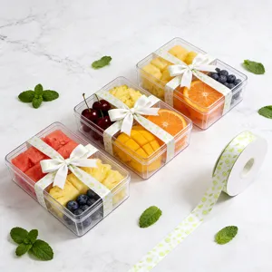 Gedetailleerd overzicht van verse fruitgeschenkverpakking en decoratieve lintenset.