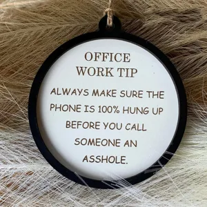 Lustiger Secret Santa Christbaumschmuck mit humorvollem Büro-Sprechspruch-Gravur im Detail.