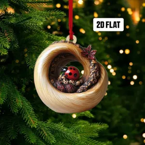Detailliertes flaches 2D-Acryl-Marienkäfer-Weihnachtsornament an einem Tannenzweig